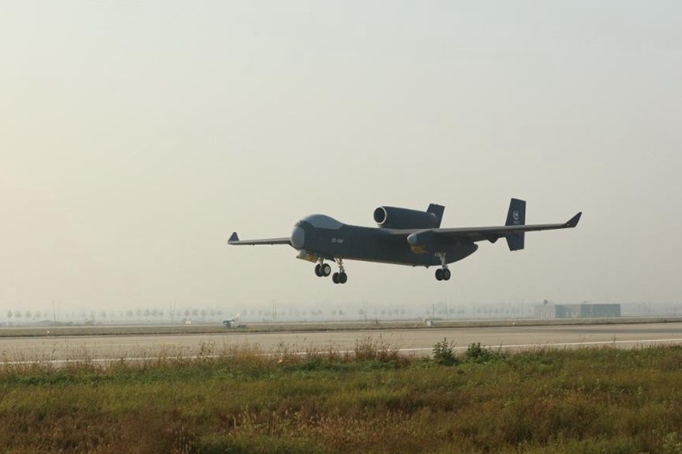  中國“九天”無人機成功首飛