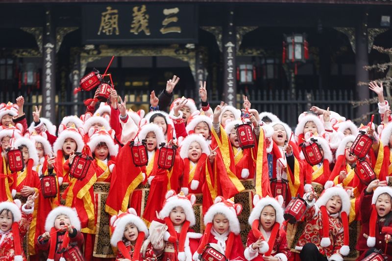 百名小喜神亮相武侯祠.jpg