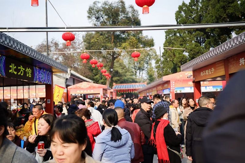 诸葛创意市集美食区热闹非凡.jpg