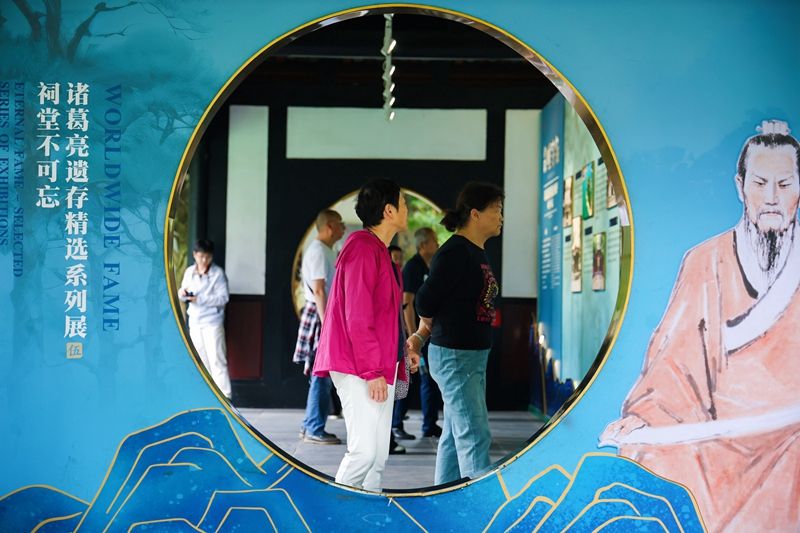 游客参观展览.jpg