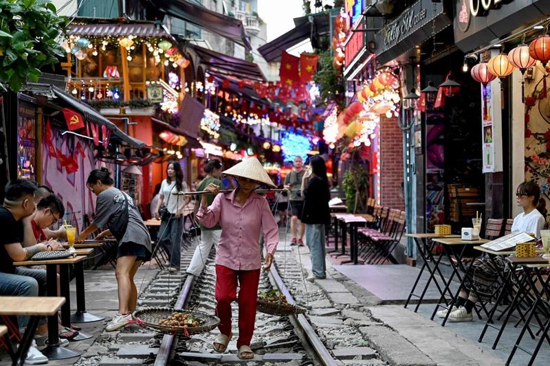 TOPSHOTS-TOPSHOT-VIETNAM-LIFESTYLE-CAFE-TRANSPORT-041202.jpg