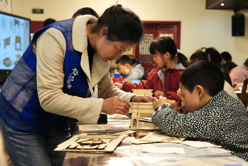 1762931052569413.jpg 成都武侯祠博物馆文化志愿者帮助孩子们搭建模型.jpg