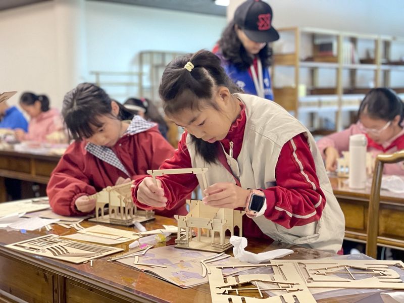 1762931134427356.jpg 孩子们拼搭成都武侯祠过厅模型.jpg