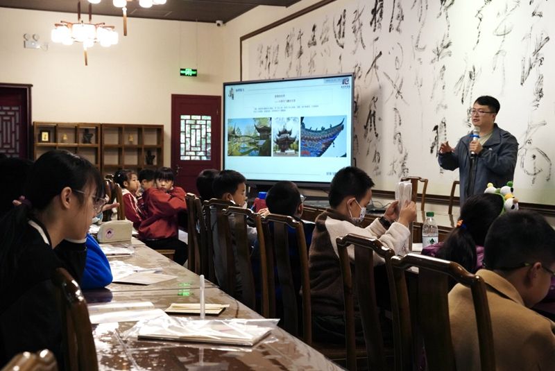 1762931167798934.jpg 孩子们于武侯书院进一步了解中国古典园林.jpg