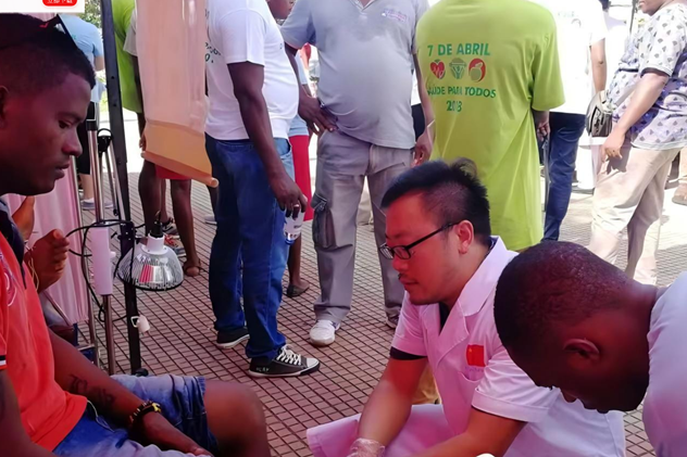 銀針穿雲 仁心無界：蓉城中醫的跨文化傳播之路丨中醫藥文化涵養醫德醫風