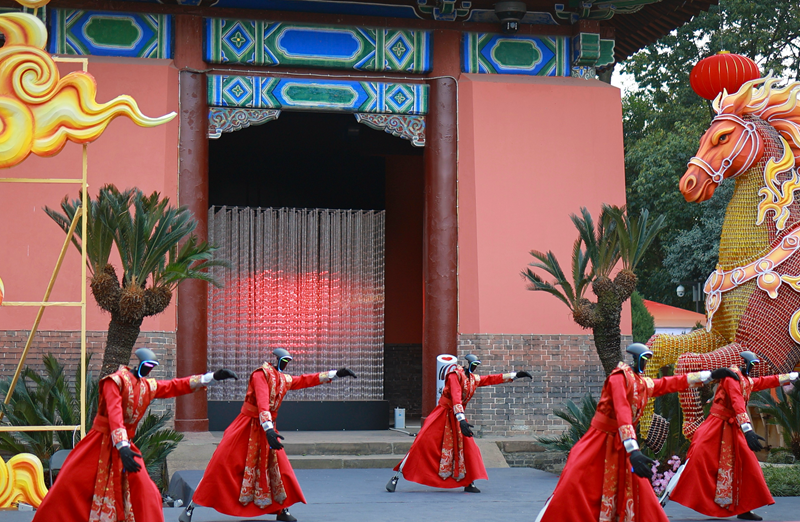 1771990034537652.png 赛博喜神机器人表演.png