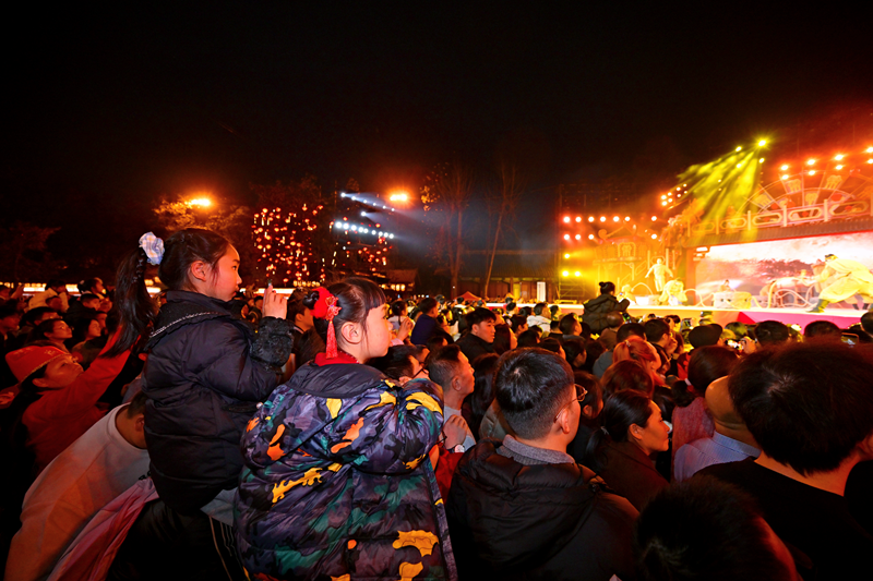 1771991779321587.png 游客观看演出.png