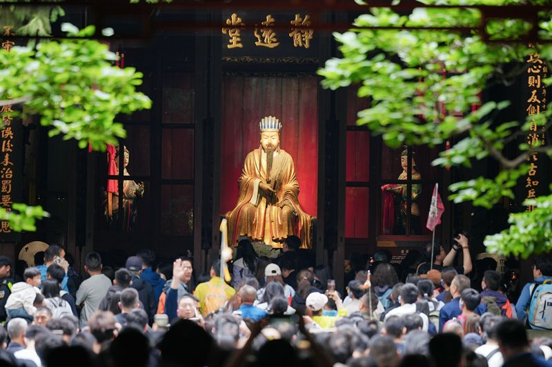 1778032115355868.jpg 文物区人流2.JPG