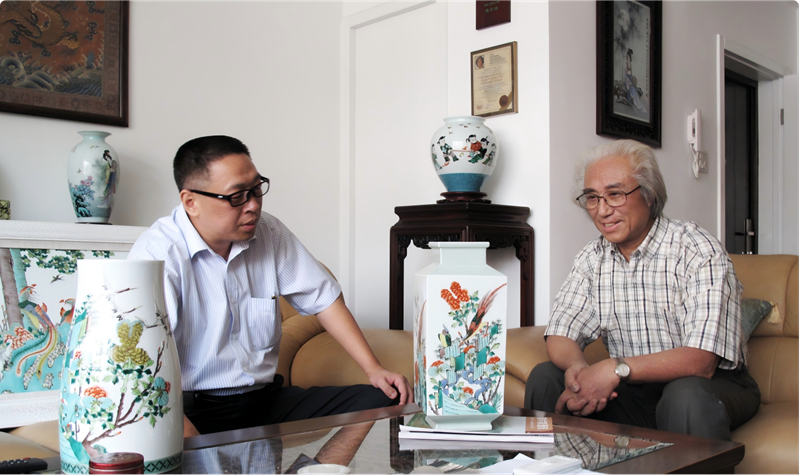 余國洲與戴榮華一起交流古彩瓷創作心得（2009年）.png